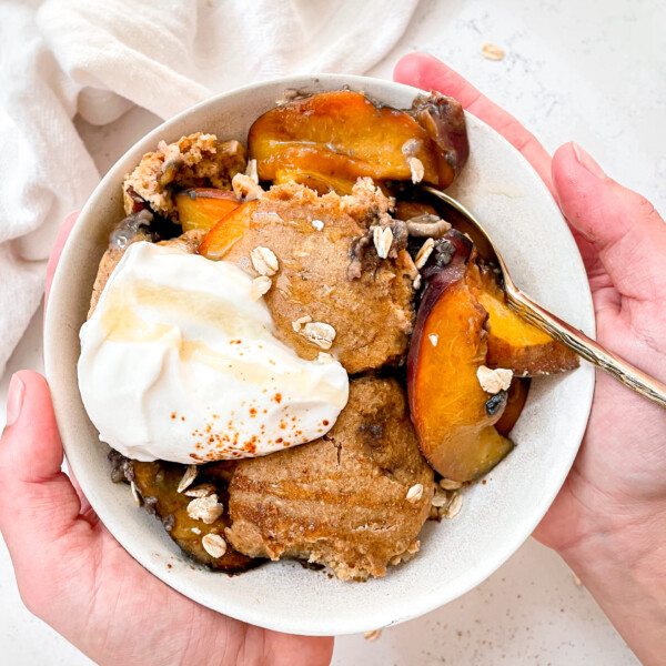 healthy peach cobbler baked oats made from oats, peaches and vegan coconut yogurt