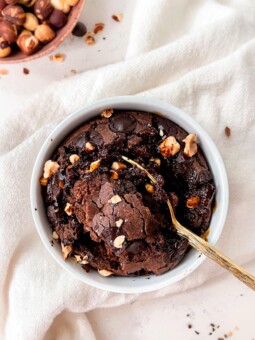 healthy baked oats in a ramekin next to a linen cloth