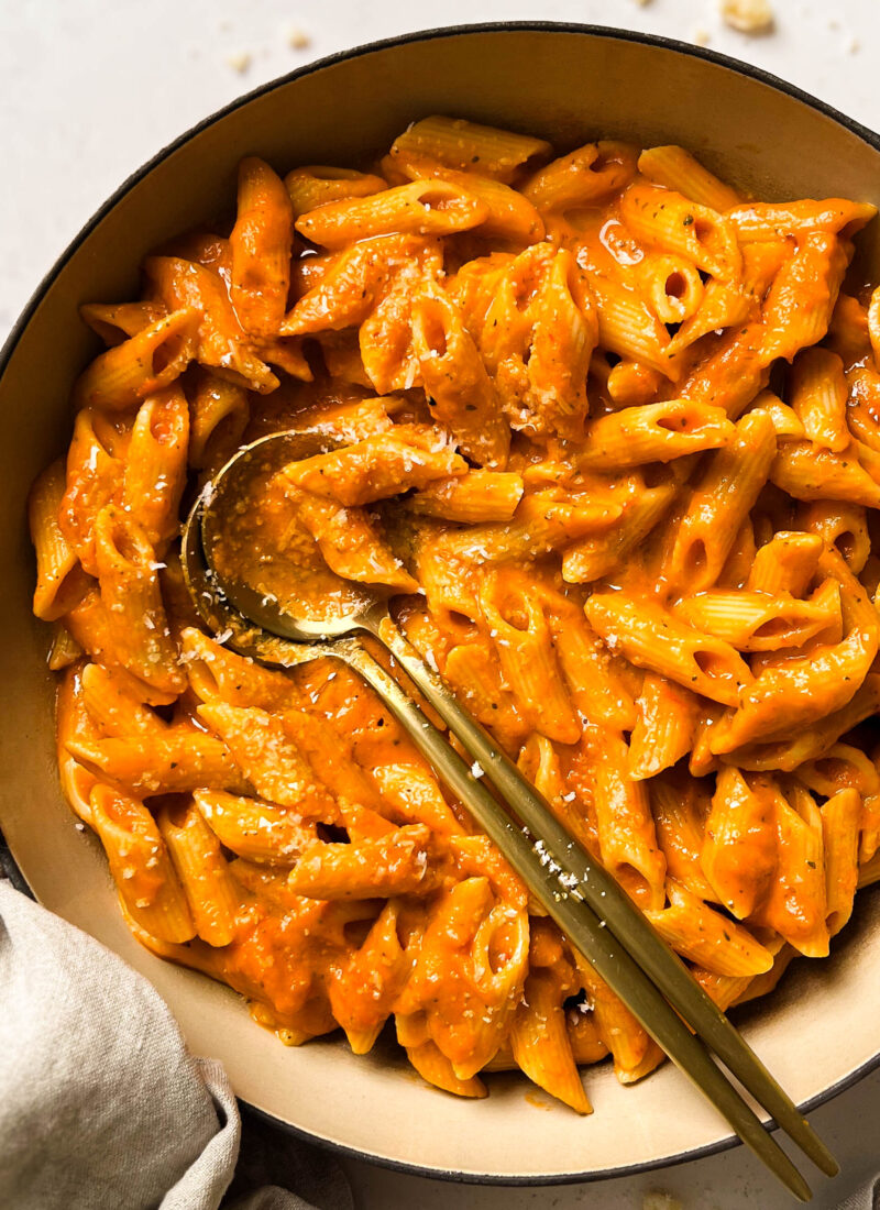 vegan roasted red pepper pasta in a pan with two spoons